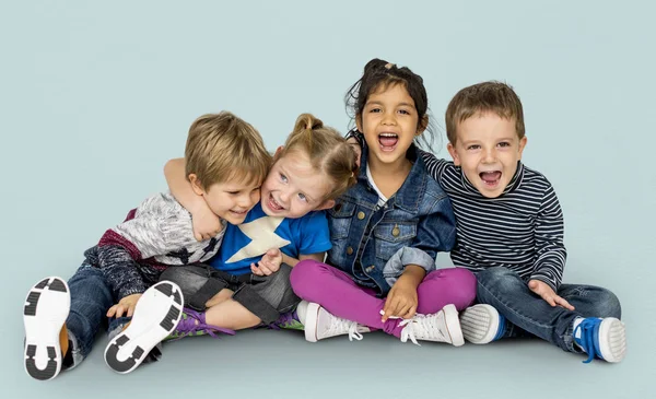 Gelukkige kinderen zitten op vloer — Stockfoto