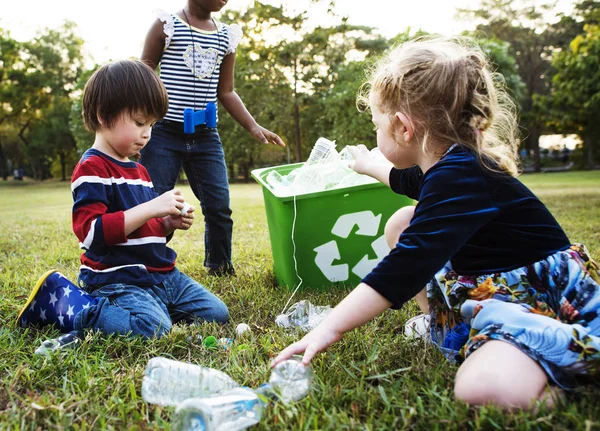 Crianças pequenas limpando no parque — Fotografia de Stock