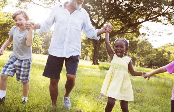 Familia divirtiéndose en el parque — Foto de Stock