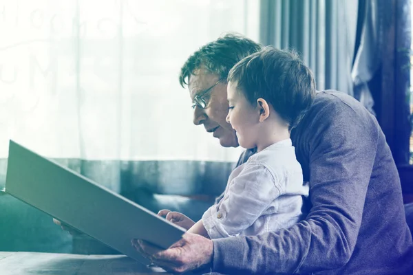 Nonno e nipote lettura libro — Foto Stock