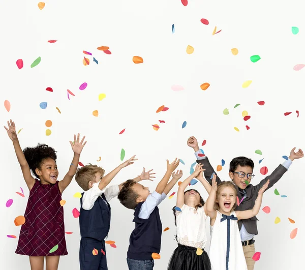 Děti slaví s konfety — Stock fotografie