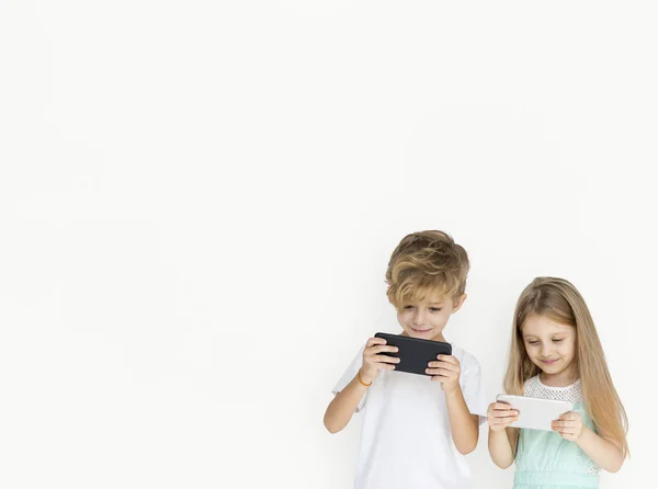 Kinder spielen Mobiltelefone — Stockfoto