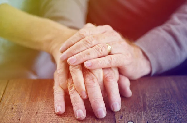 Sénior casal segurando as mãos — Fotografia de Stock