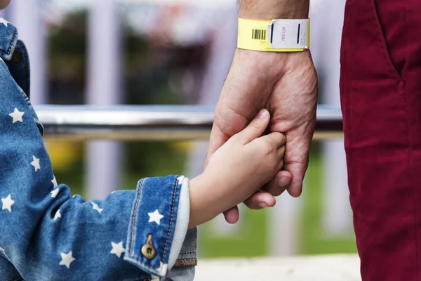 Baba ve çocuk Holding eller — Stok fotoğraf