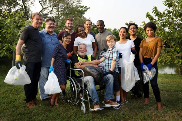 Pessoas voluntariado projeto de caridade — Fotografia de Stock