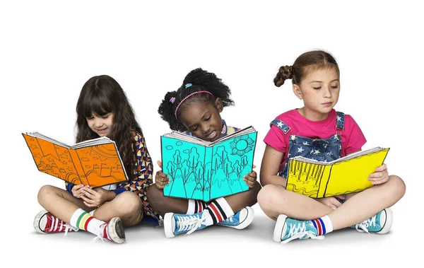 Lindas niñas leyendo libros — Foto de Stock