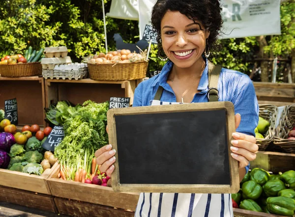 Greengrocer che vende prodotti agricoli biologici — Foto Stock