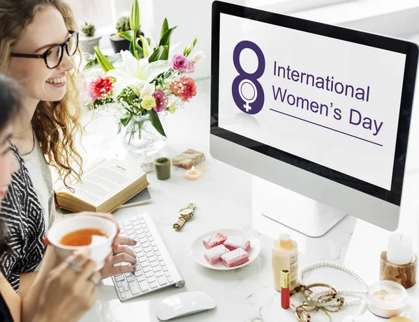 Women sitting at table with computer — Stock Photo, Image