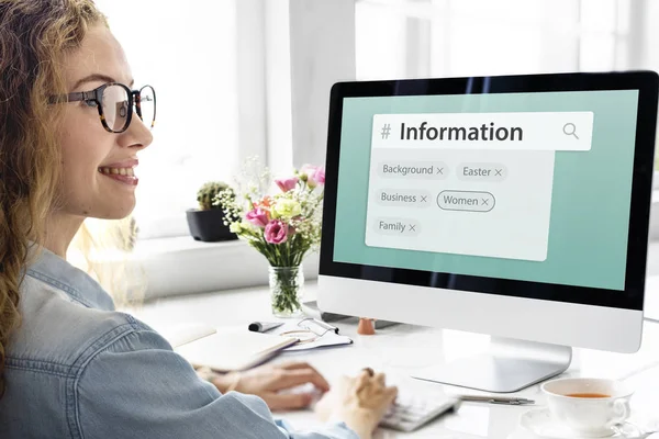 Mujer trabajando con computadora — Foto de Stock