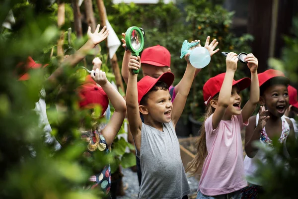 Grupo de jardín de infancia aprendizaje jardinería — Foto de Stock