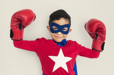 Çocuk giyen süper kahraman kostümü  
