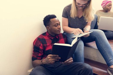 çok ırklı öğrenciler birlikte çalışma