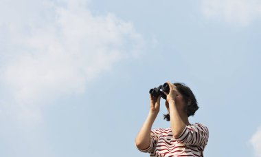 dürbün ile arayan kadın 