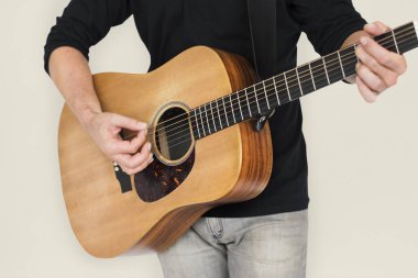 Gitar çalan adam