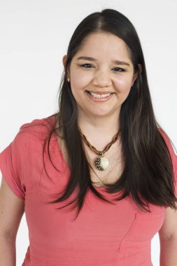 Stüdyoda gülümseyen kadın