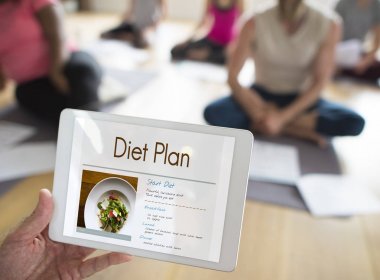 Dijital tablet kullanan kişi