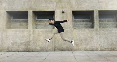 adam bina frount içinde atlama