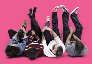 katta oturan insanlar 