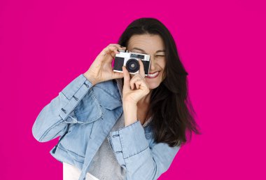 gülümseyen kadın kamera ile fotoğraf çekmek