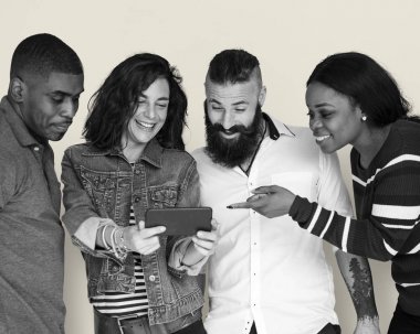 Arkadaşlar dijital aygıt kullanarak