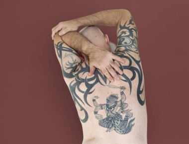 dövmeli komuta sizde