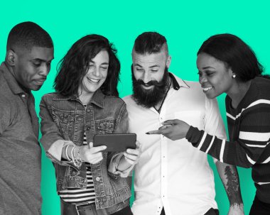 Arkadaşlar dijital aygıt kullanarak