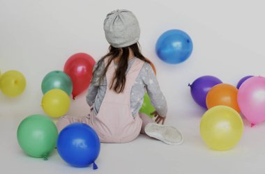 Balonlar ile sevimli küçük kız