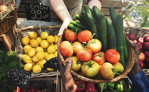 Greengrocer vende productos agrícolas ecológicos — Foto de Stock