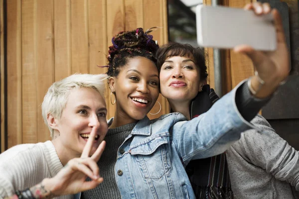 Amici che scattano foto selfie — Foto Stock