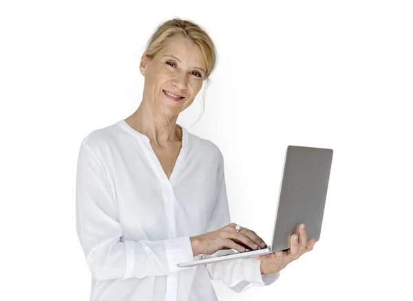 Mujer usando el ordenador portátil y mirando a la cámara — Foto de Stock