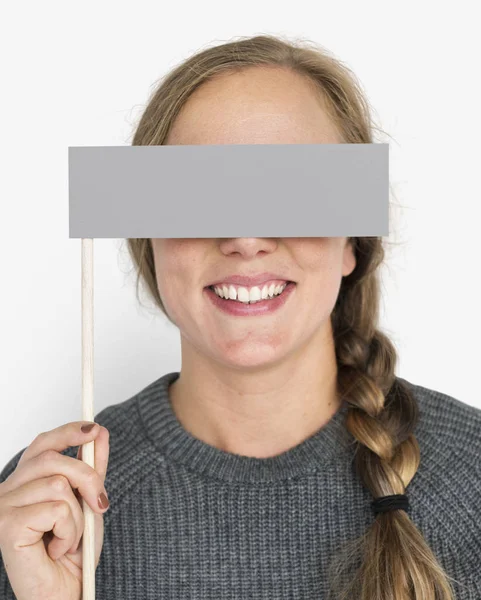 Femme couvrant les yeux avec bannière — Photo