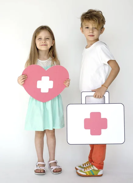 Barnen håller papper medicinsk ikoner — Stockfoto