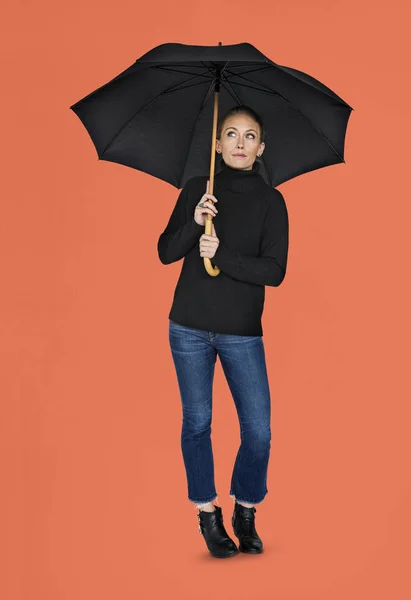 Mujer rubia sosteniendo paraguas negro — Foto de Stock