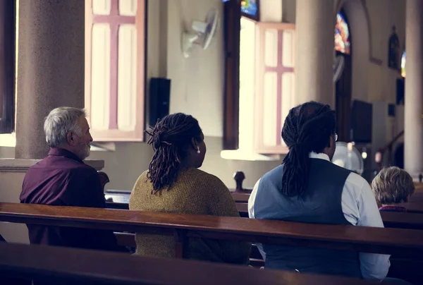 Menschen beten in der Kirche — Stockfoto