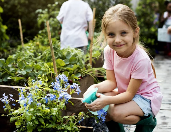 Dziecko dziewczynka z tendencją ogród — Zdjęcie stockowe