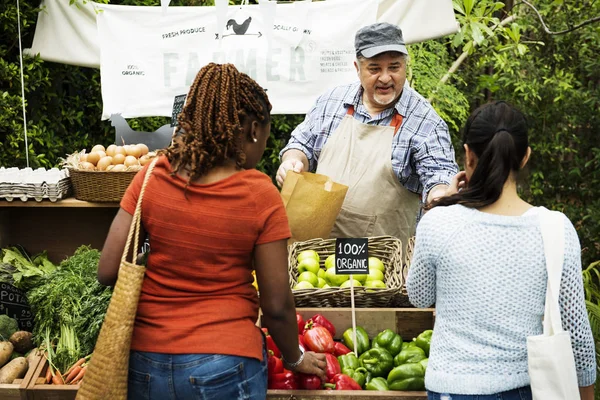 Gente en el festival de comida local — Foto de Stock