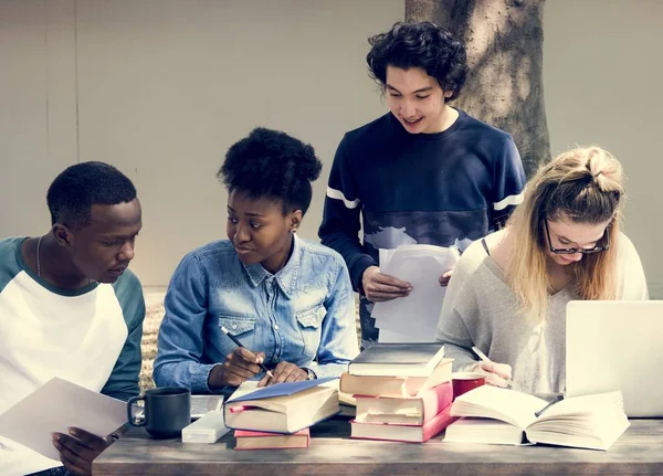 Studenti brainstorming con libri — Foto Stock