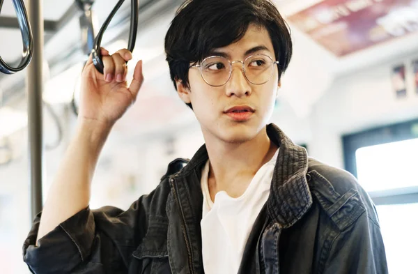 Aziatische mannelijke student in het openbaar vervoer — Stockfoto