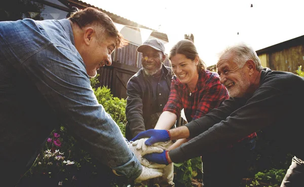 Gente apilando manos — Foto de Stock