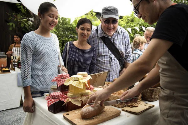 Persone al festival gastronomico locale — Foto Stock