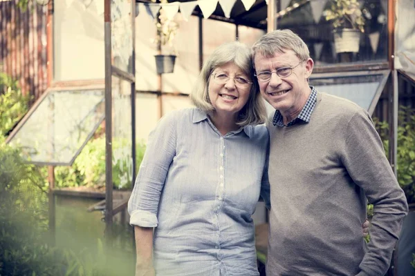 Feliz pareja de ancianos —  Fotos de Stock