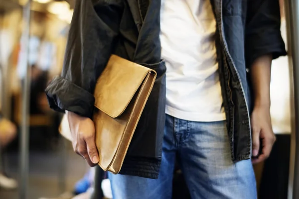 Gelegenheitsmann mit Tasche — Stockfoto