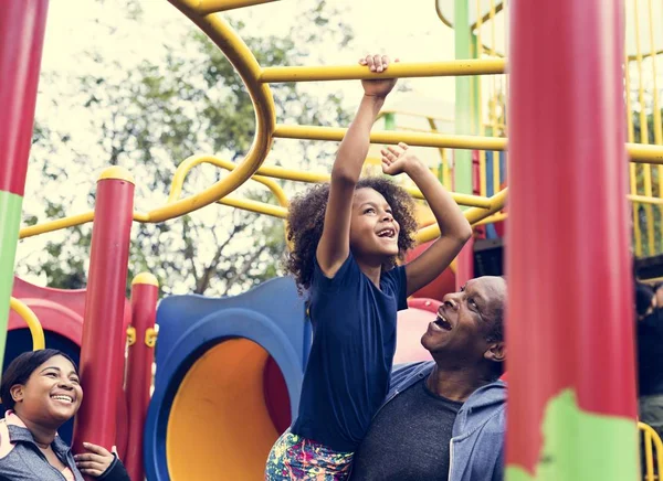 Passer du temps en famille dans le parc — Photo