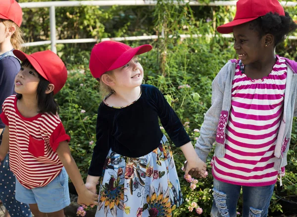 Niños pequeños caminando al aire libre — Foto de Stock