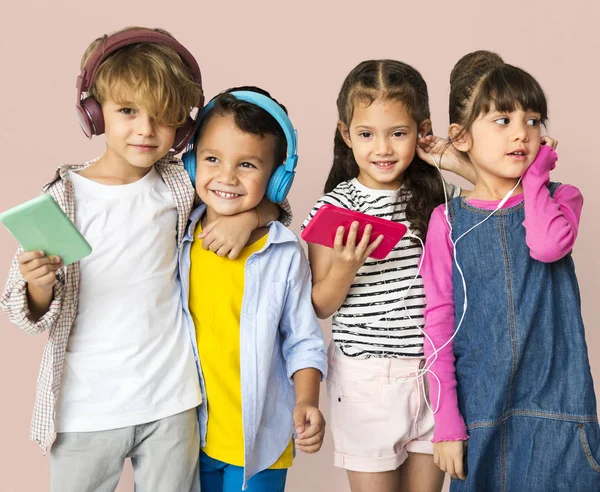 Adorabili bambini che ascoltano musica — Foto Stock