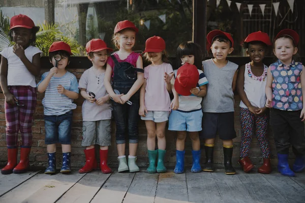 Діти дитячого садка тримають збільшувальне скло — стокове фото