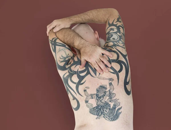 Старший чоловік з татуюваннями — стокове фото