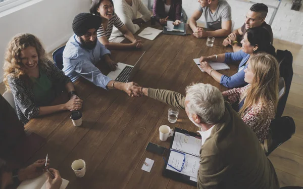 Personas sentadas en la mesa en la reunión de negocios —  Fotos de Stock