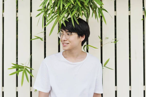 Fiatal ázsiai férfi állandó szemüveg — Stock Fotó