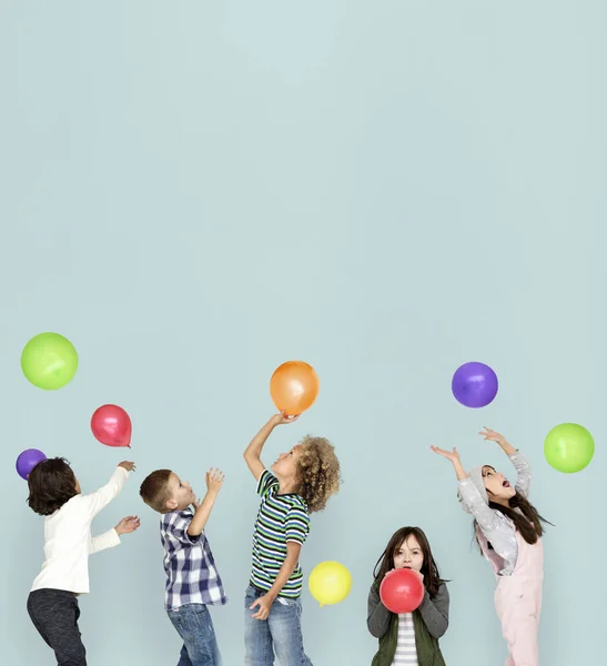 Niños jugando con globos —  Fotos de Stock